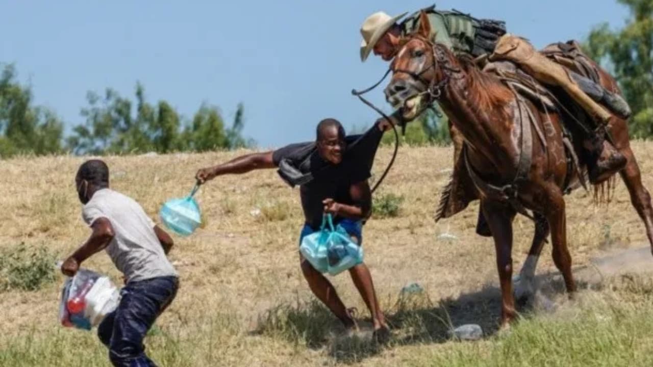 Califica como atroces las imágenes a caballo de los agentes intimidando a migrantes