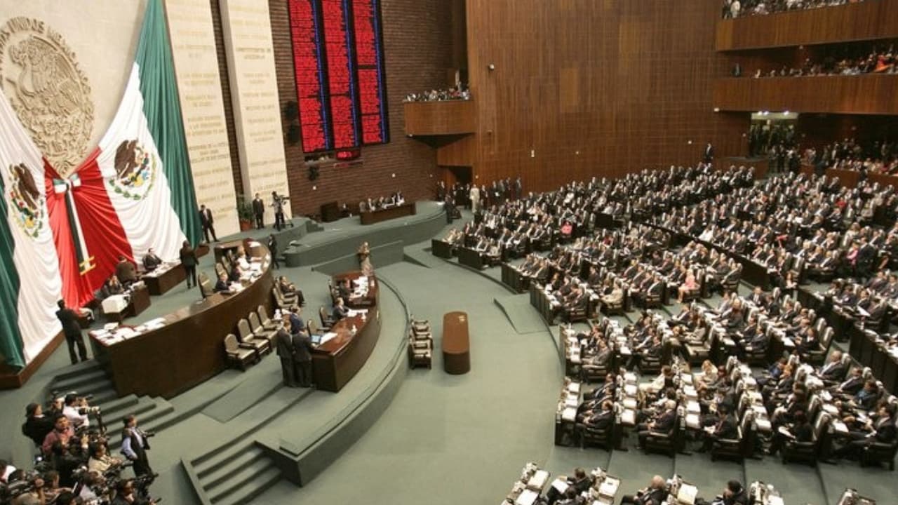 Minuto de silencio por el fallecimiento de la esposa del excandidato Cárdenas