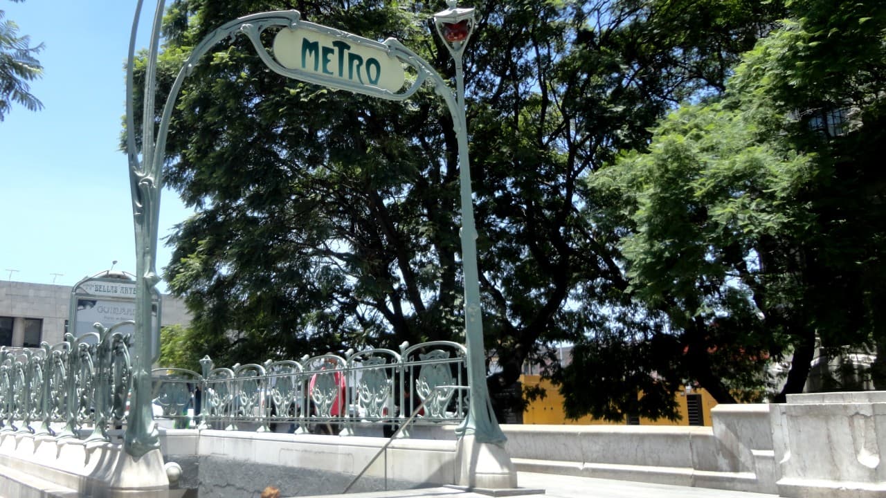 Accesos a L8 estación Bellas Artes cerrados