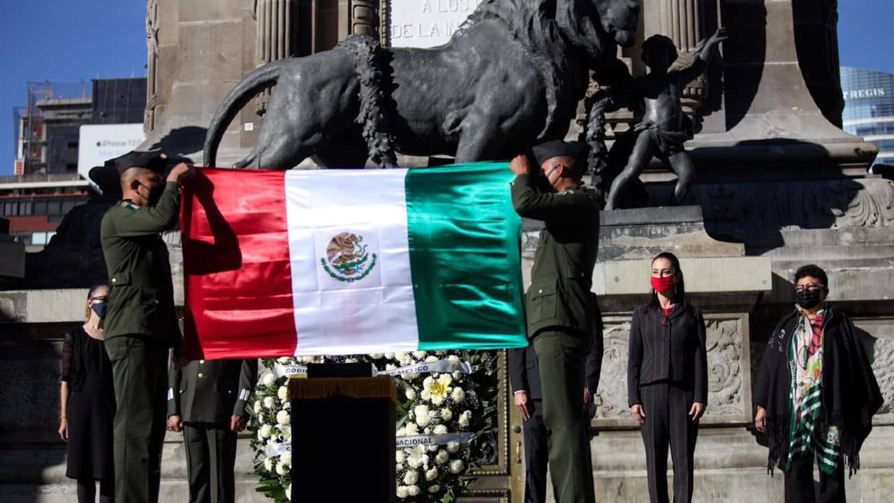 Develan placa en honor a Pedro Moreno en el Ángel de la Independencia