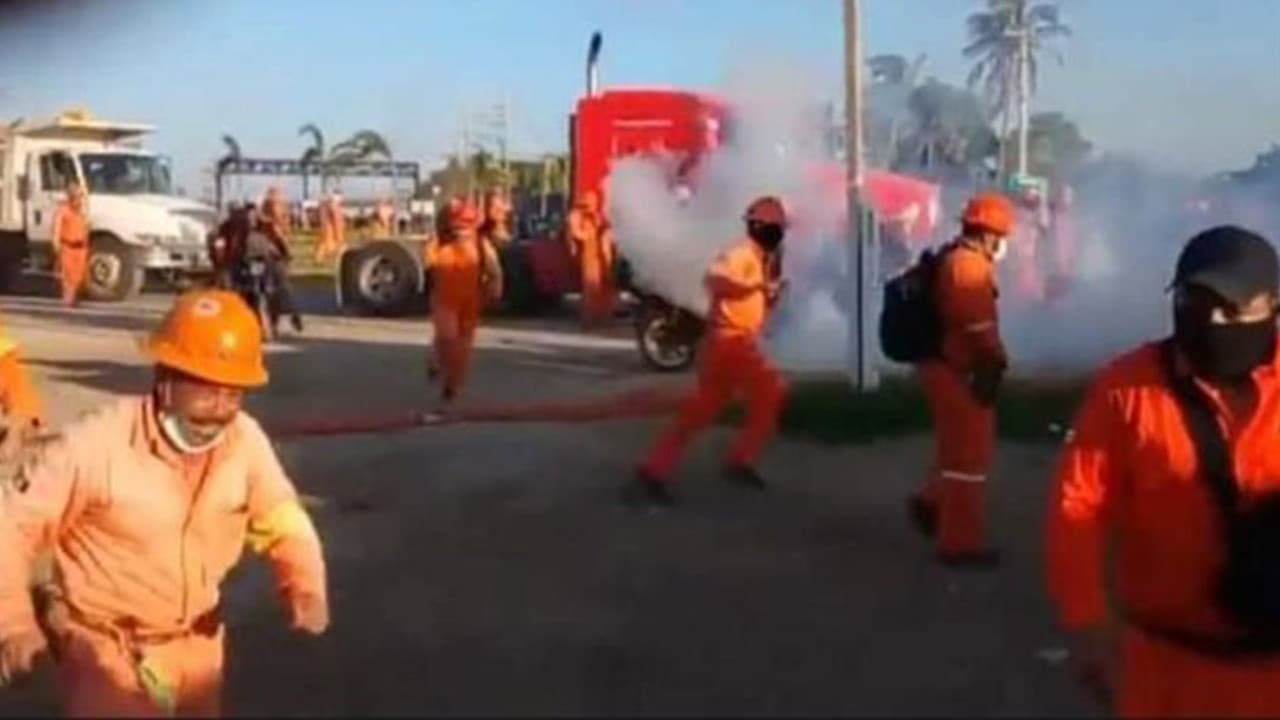 Reportan heridos luego de las protestas en la refinería de Dos Bocas