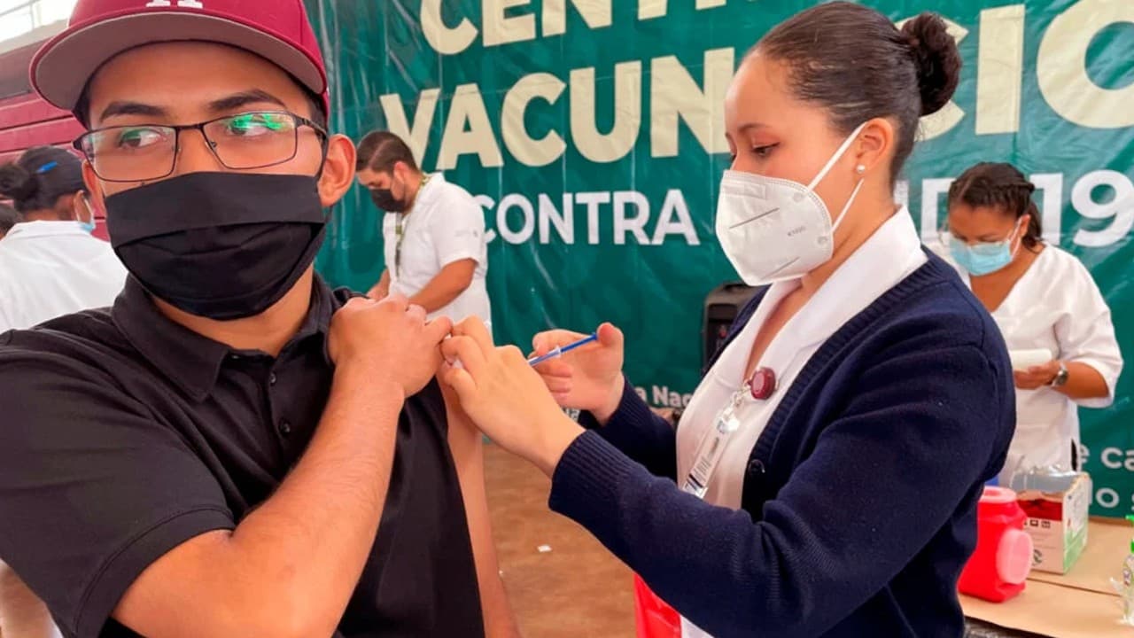 México llegó a la meta de vacunación en mayores de 18 años