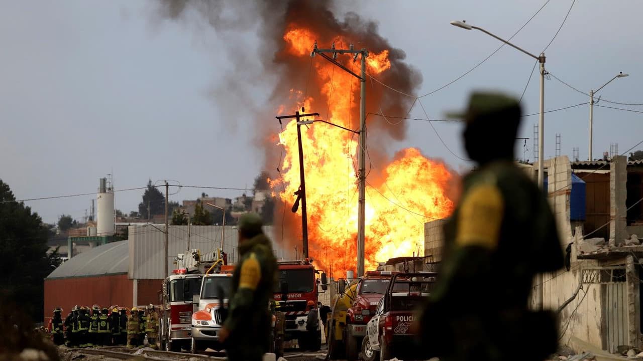 Suman tres muertos tras explosión por toma de gas ilegal en Puebla