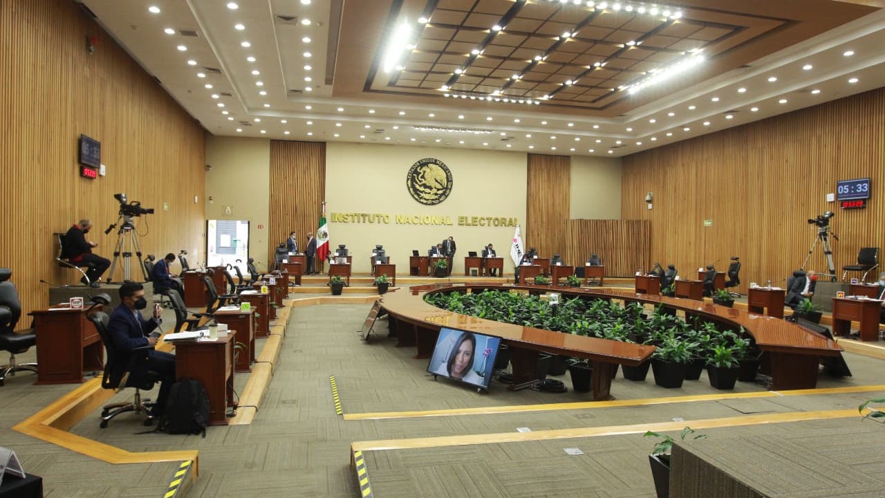 INE exhorta a no hacer promoción sobre la revocación de mandato