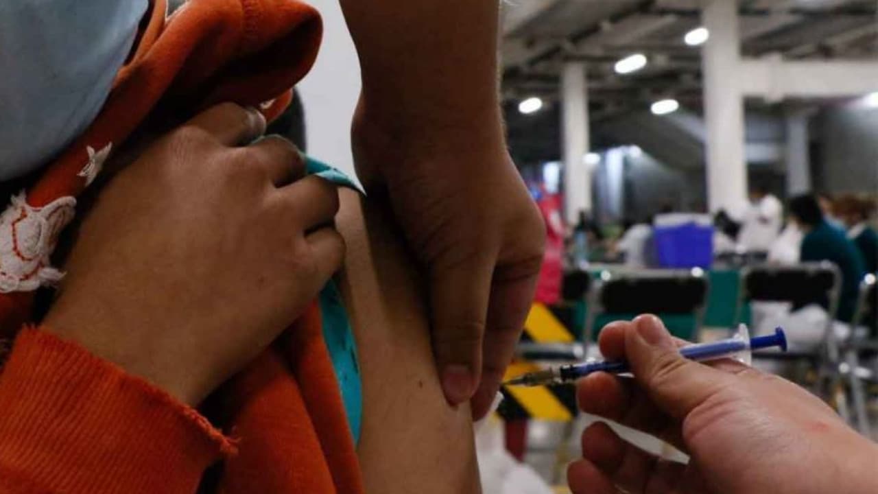 Continúa vacunación para adolescentes en Edomex