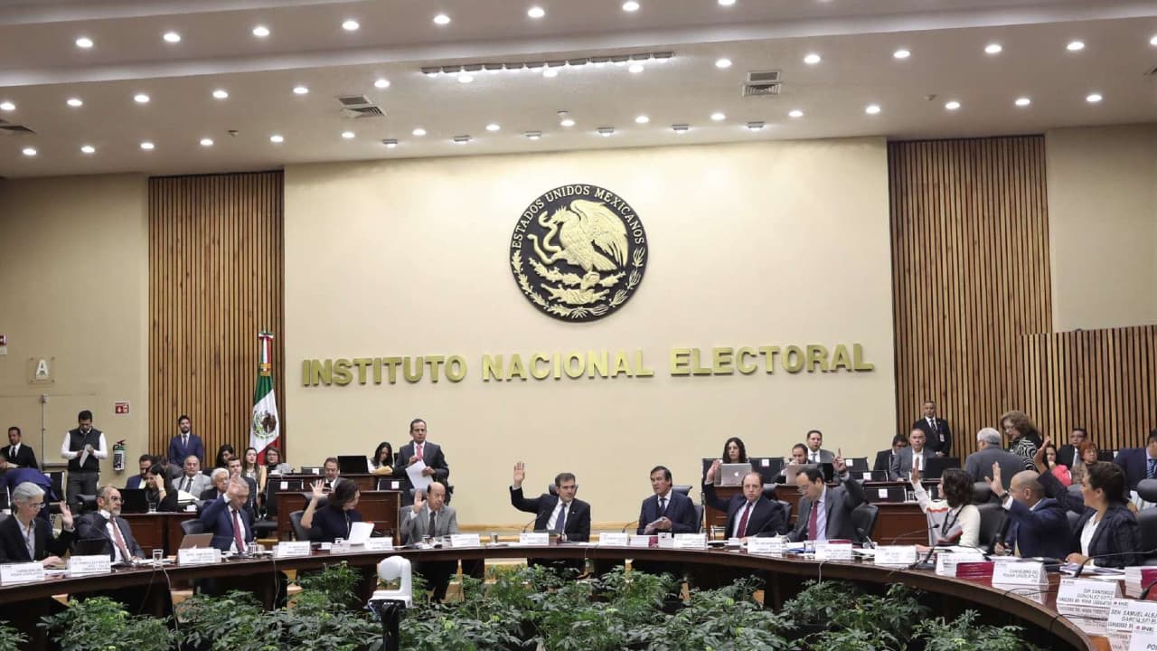 Consejeros del INE ganan 100 mil pesos más que el presidente