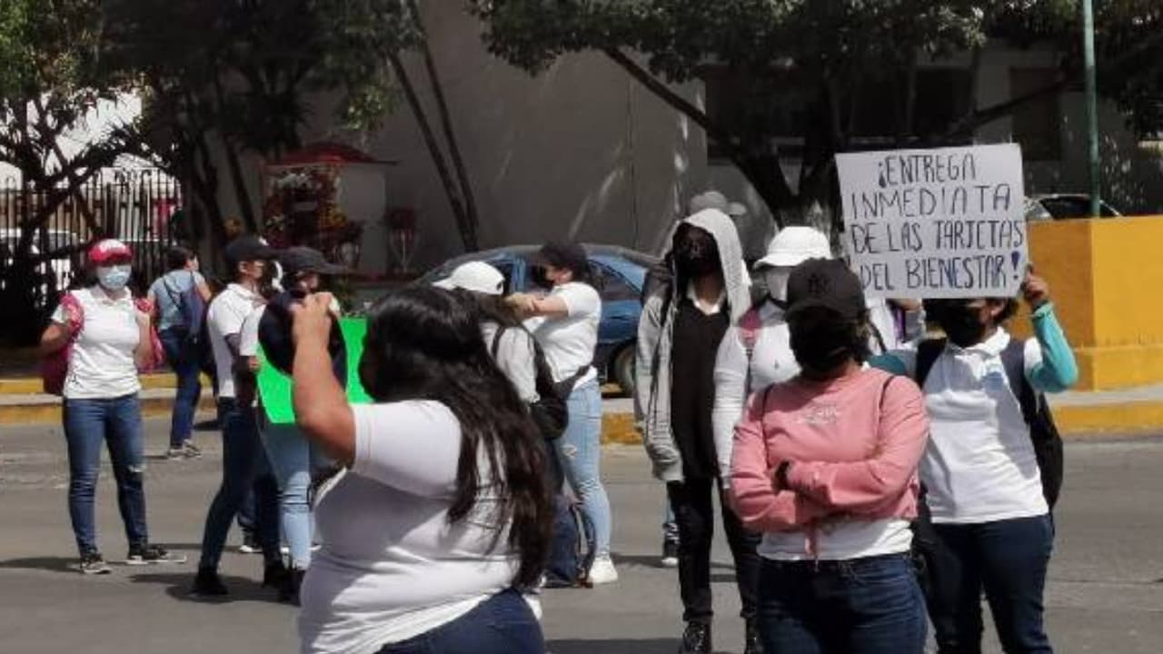 Estudiantes de la Normal Urbana Federal bloquearon Autopista del Sol