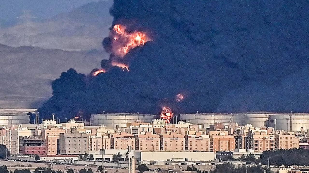Incendio en las instalaciones de la petrolera Aramco