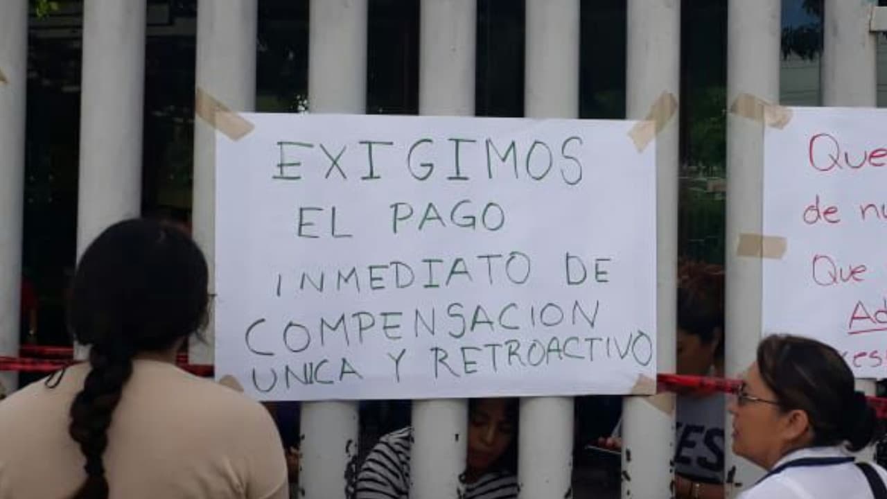 Maestros de Jalisco reclaman a la Secretaría de Educación sus salarios