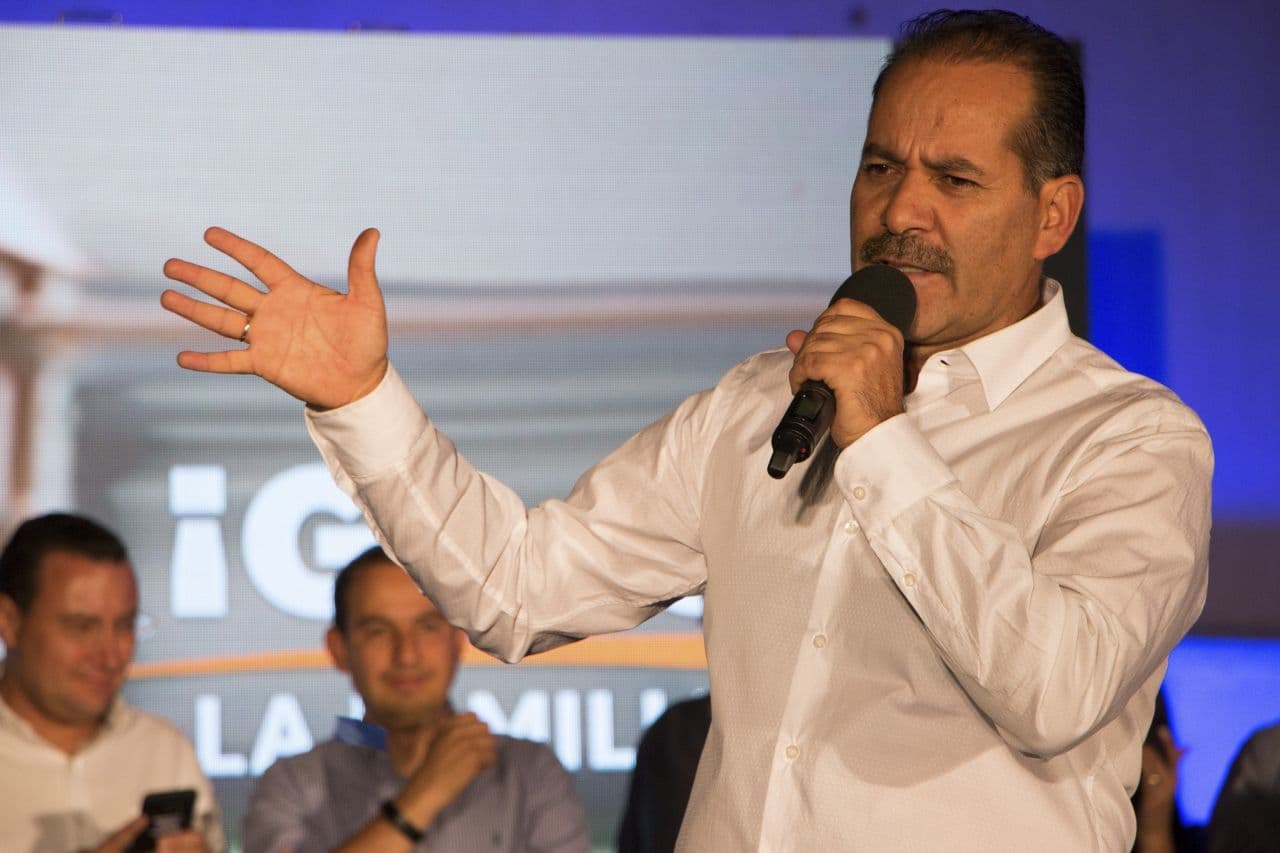 AGUASCALIENTES, AGUASCALIENTES, 06JUNIO2016.- Martín Orozco se declaró ganador de las elecciones antes de que finalizara el conteo preliminar de votos. Con el 40 por ciento de las casillas computadas, el PREP le dio una ventaja de poco más de cuatro puntos. FOTO: YOLIZTLI RAMOS /CUARTOSCURO.COM