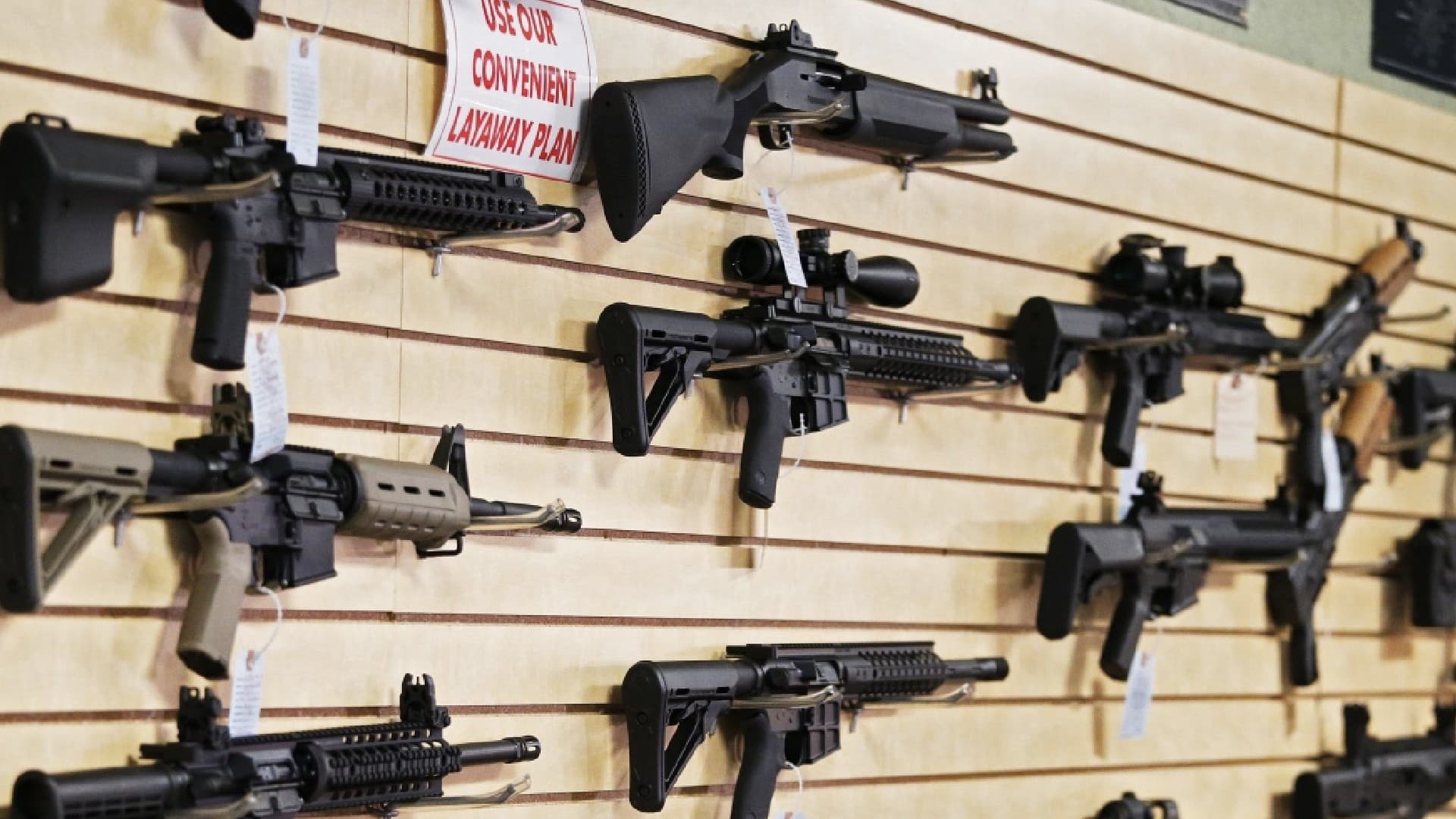 Hombre es sentenciado por ser prestanombres en la compra de 82 armas de fuego