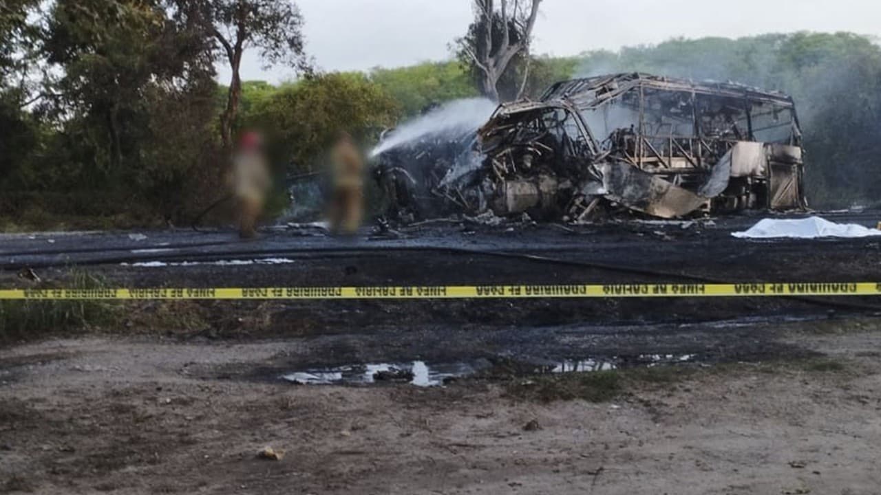 Choque entre una pipa de combustible y un autobús de pasajeros deja muertos