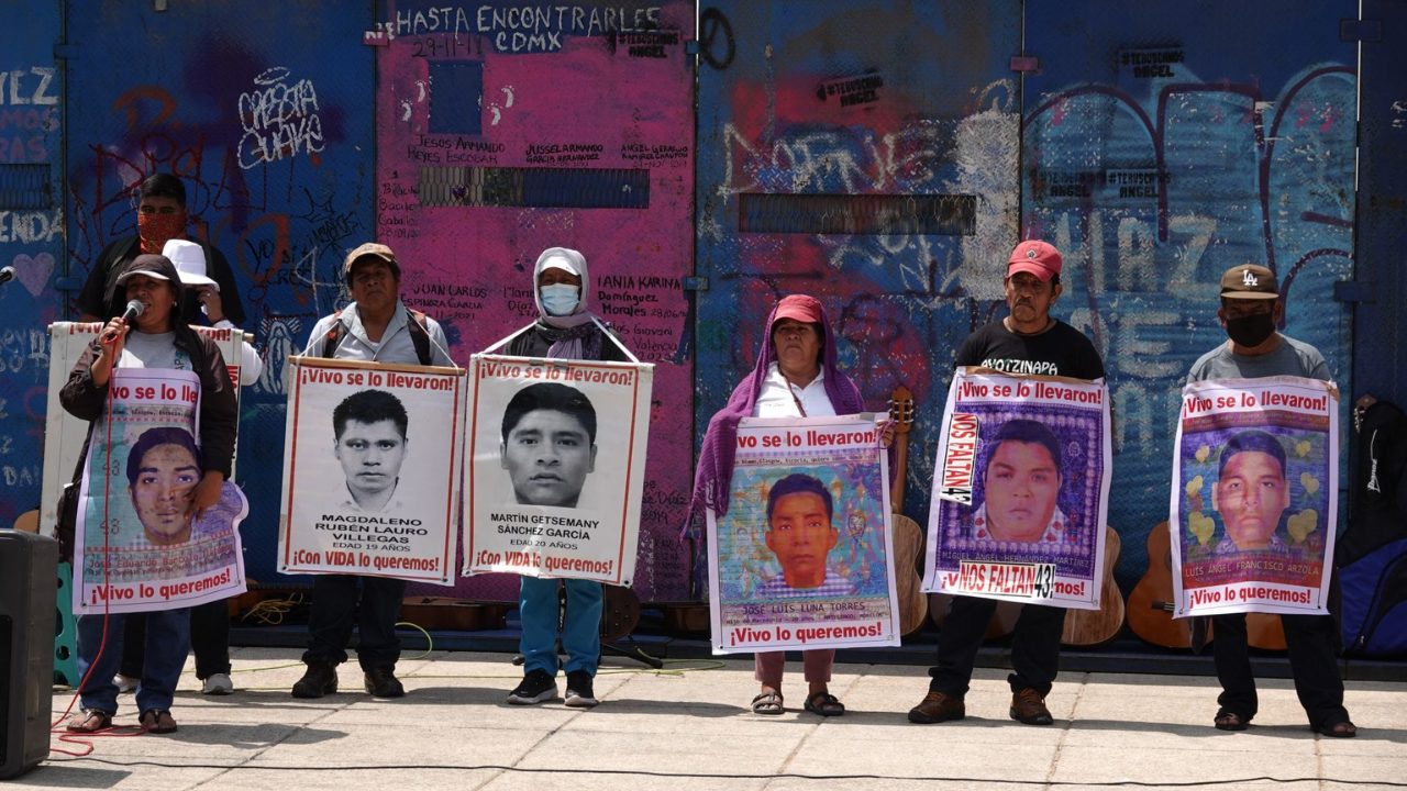 Padres de los 43 estudiantes desaparecidos de Ayotzinapa. Foto: Cuartoscuro.