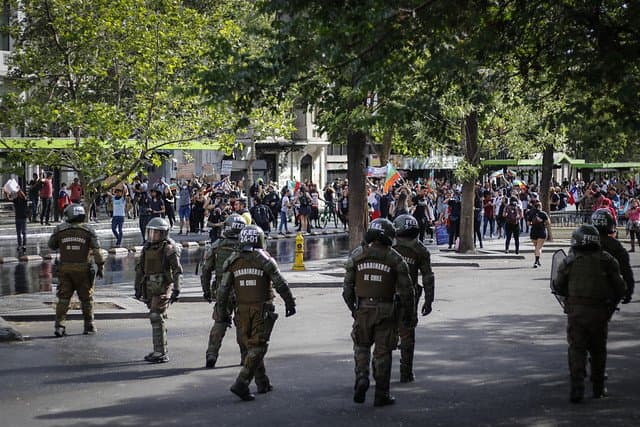 Por las calles de Valparaíso se observan caravanas de personas a pie, en patines, motocicletas y bicicletas.