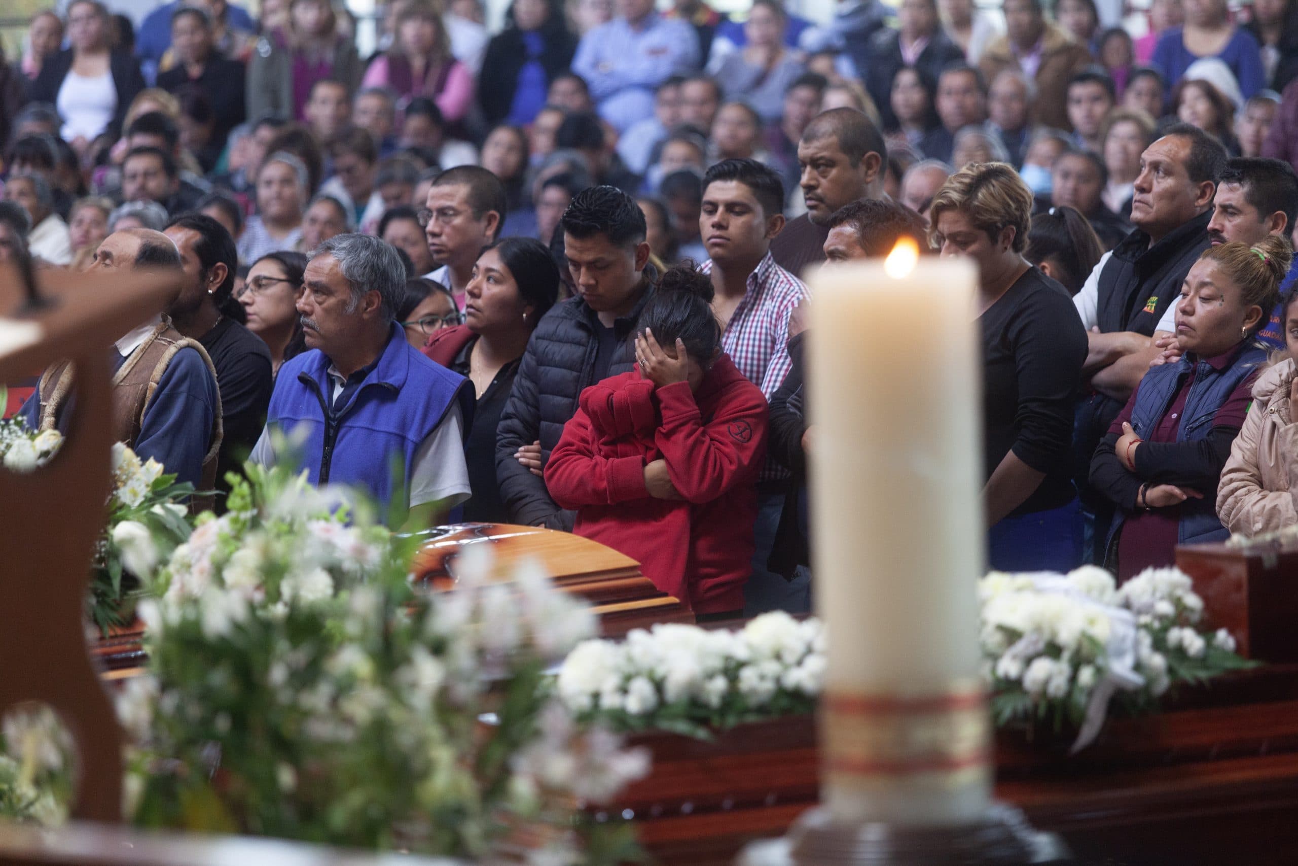 Misa en memoria de César Misael y Mario, tres de las 76 víctimas que murieron a causa de la explosión de un ducto clandestino en Tlahuelilpan, Hidalgo • Foto: Isaac Esquivel