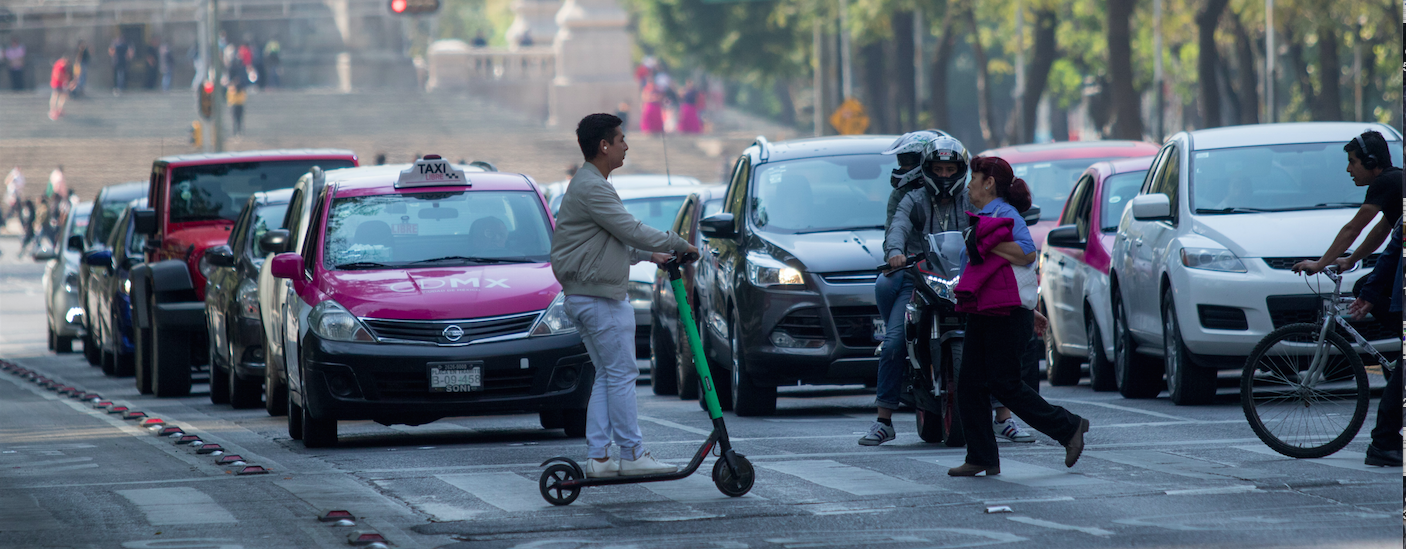 Autos, bicicletas y monopatines en Paseo de la Reforma • Moisés Pablo / Cuartoscuro
