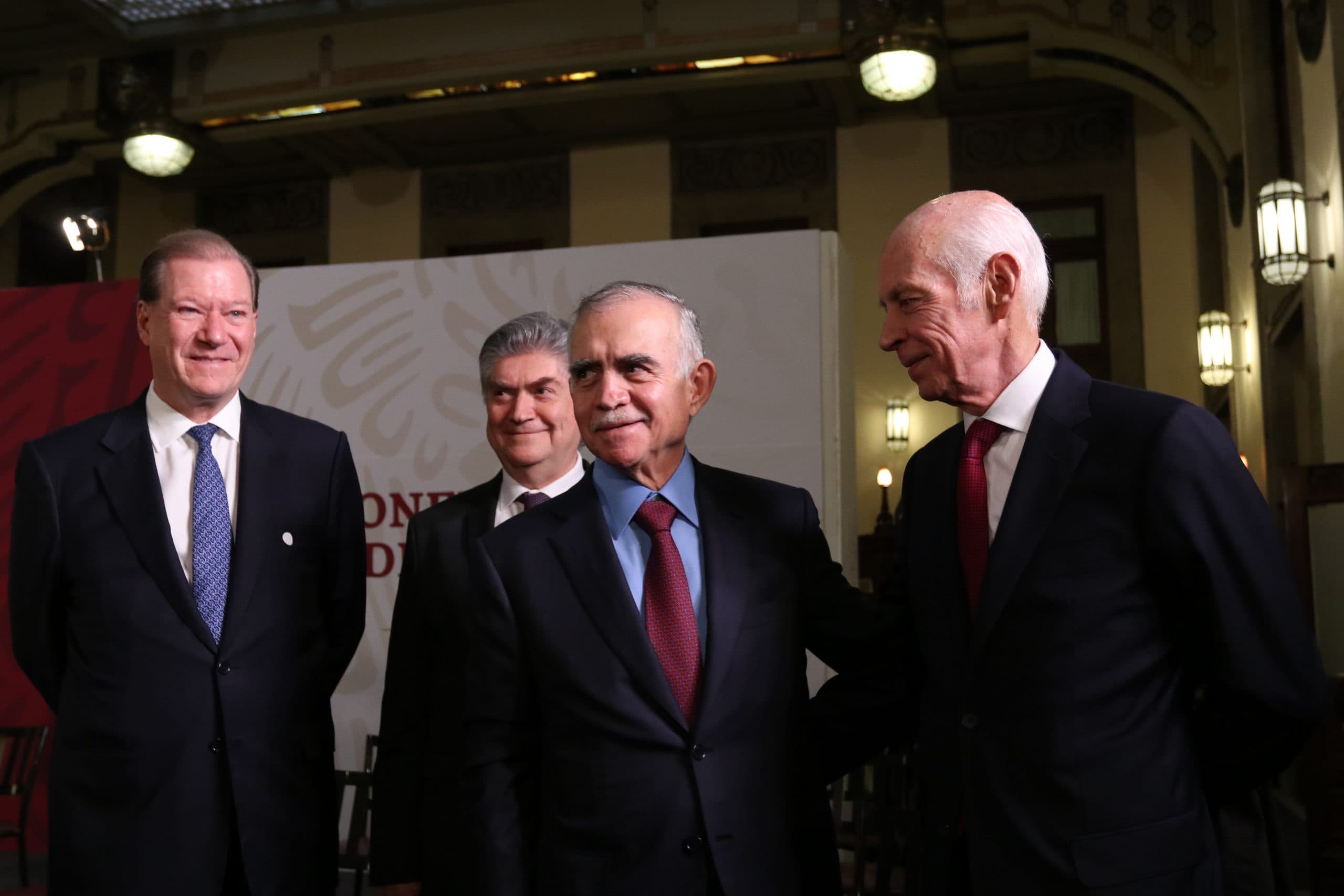 Alfonso Romo, jefe de la Oficina de Presidencia y Luis Niño de Rivera, presidente de la Asociación de Bancos de México • Foto: Galo Cañas/Cuartoscuro