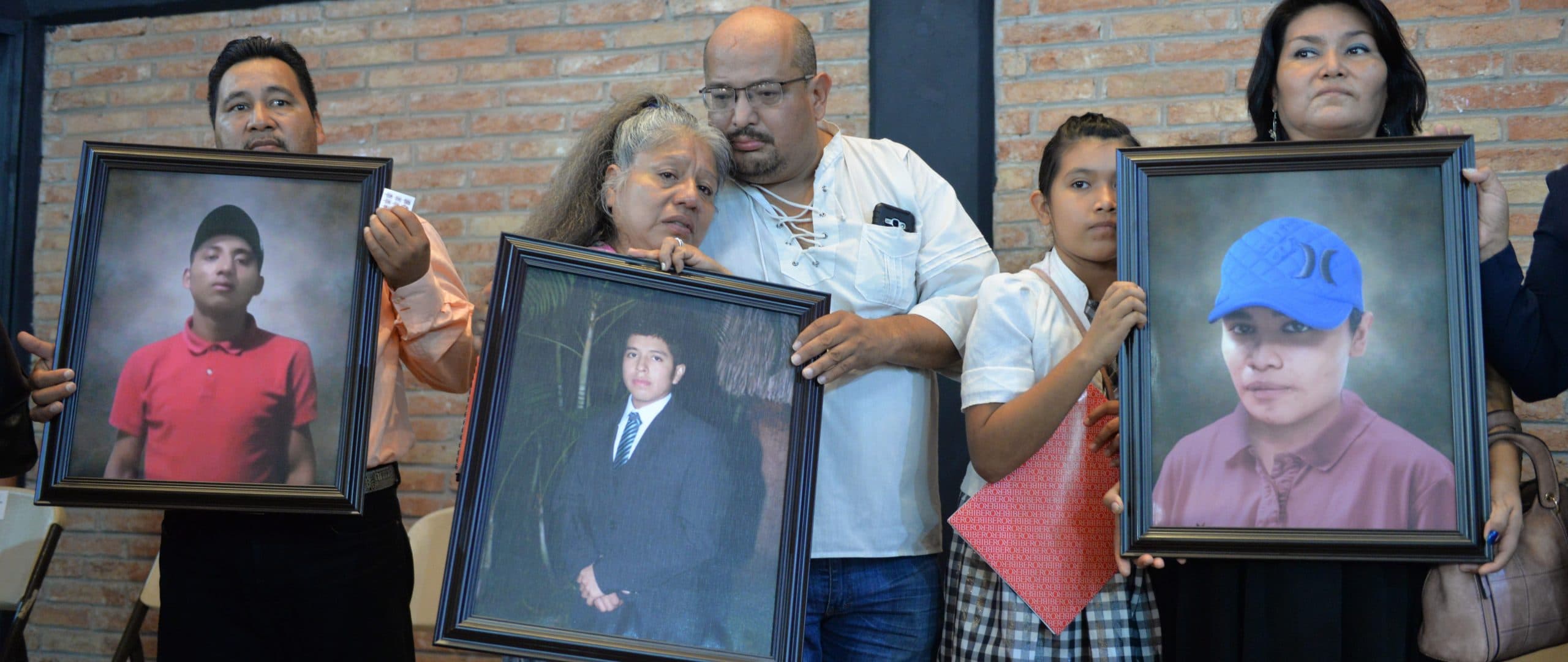 En el acto estuvieron presentes Constantina Olmedo Olmedo, Blanca Ninfa Cruz Nájera, Humberto Morales Pérez y Alberto Pérez, padres de los jóvenes • Foto: Cuartoscuro
