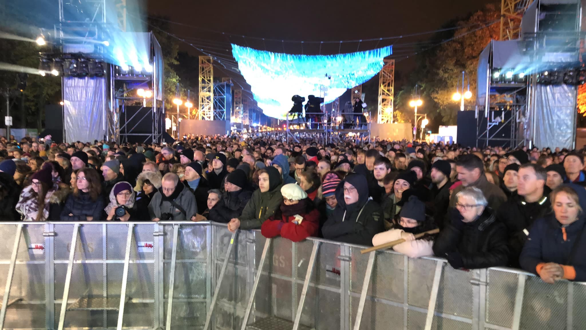 Miles de personas acudieron a la Puerta de Brandeburgo, durante las celebraciones con motivo de los 30 años de la caída del muro de Berlín • Foto: DW