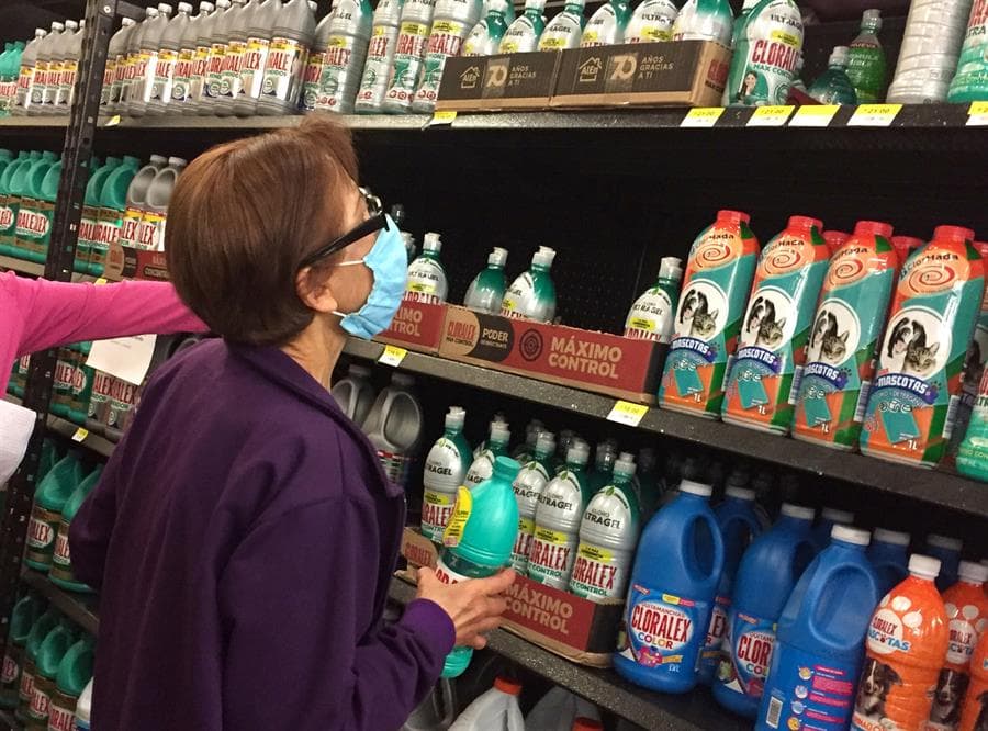 Una mujer con tapabocas hace sus compras en un supermercado de Ciudad de México. Foto: EFE.
