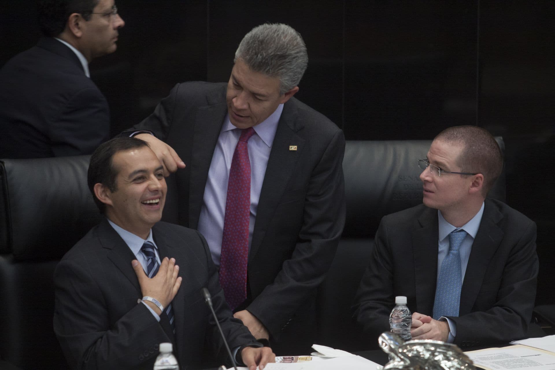 Ernesto Cordero, exsenador del PAN, conversa con el priista David Penchyna; los observa el excandidato Presidencial, Ricardo Anaya en agosto de 2013. Foto: Cuartoscuro