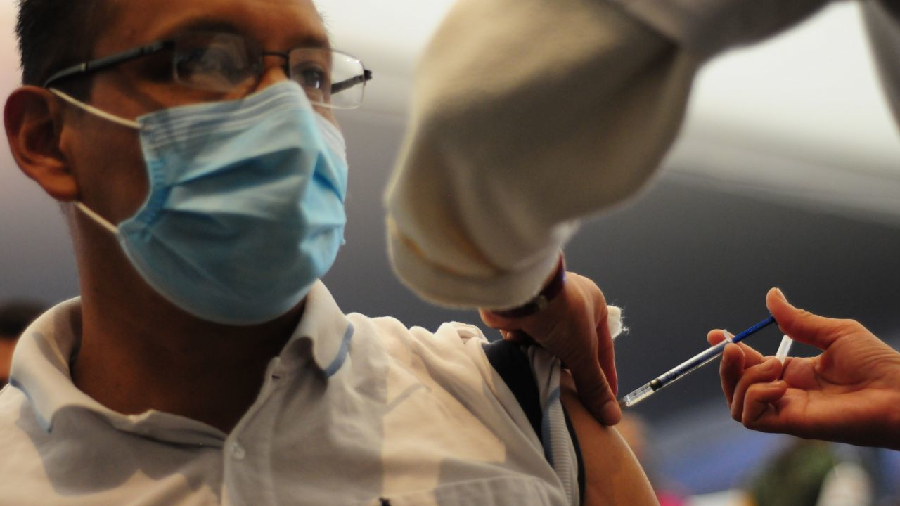 Científicos crean vacuna antiCOVID 19 que no utiliza aguja